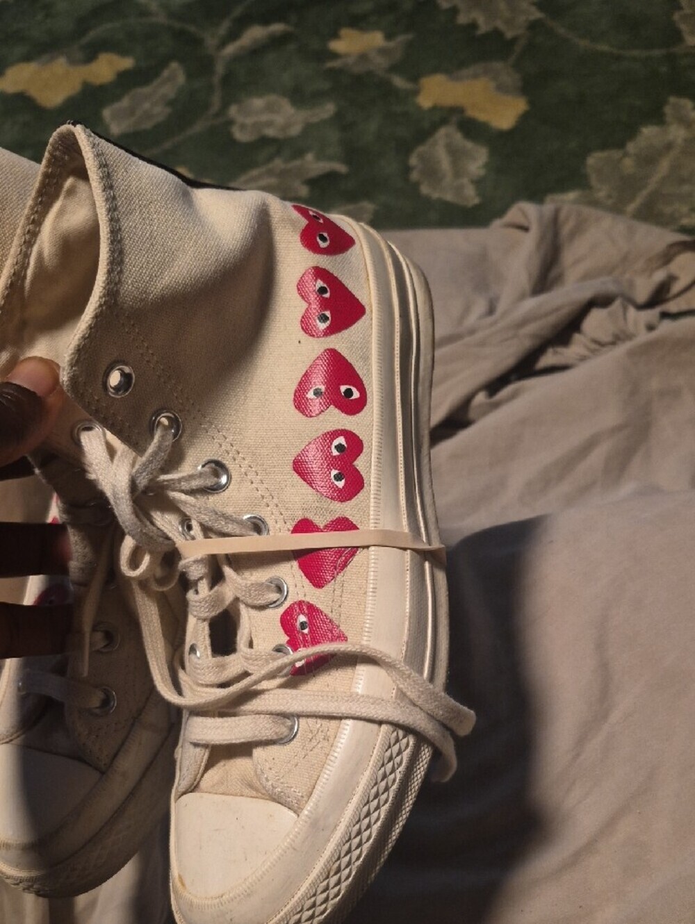 Converse Cream High-Top Sneakers with Red Heart Graphics - Picture 3 of 9